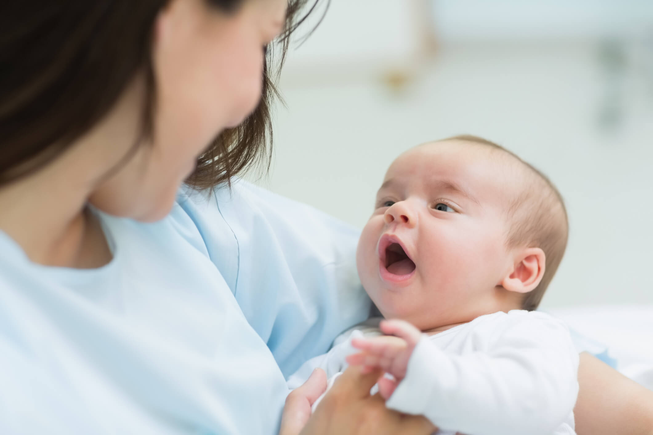 Madre viendo a su bebé de 2 meses de nacido