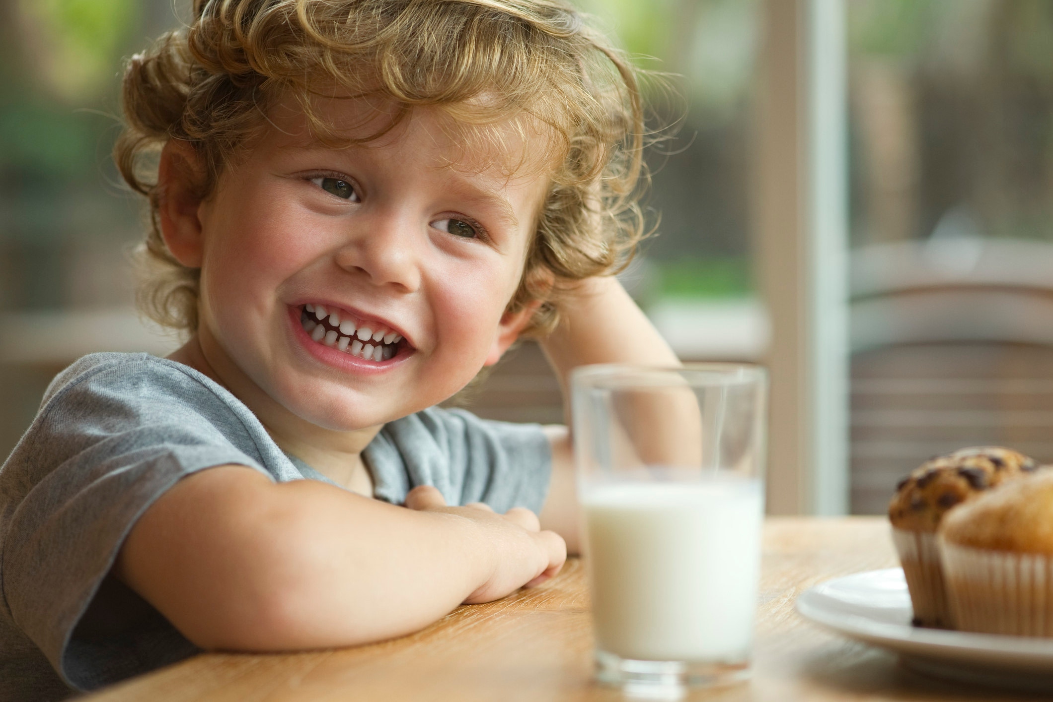 Niño bebiendo leche