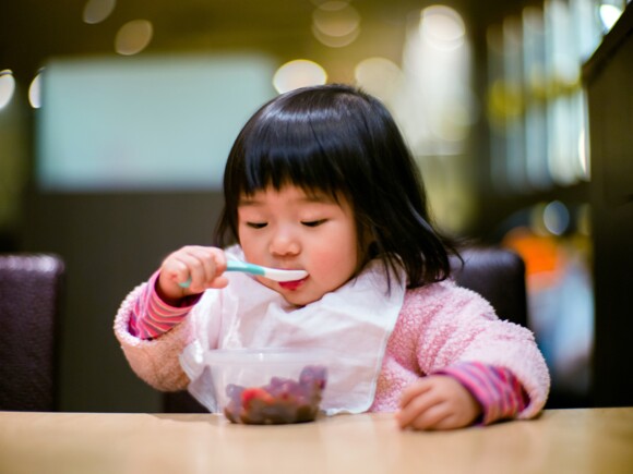 Muchos niños en edad de aprender a caminar son “neofóbicos”, en otras palabras, les temen a los alimentos nuevos y prefieren consumir alimentos a los que están acostumbrados.
