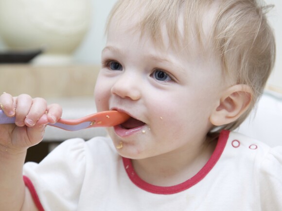 Conforme los niños comienzan a comer en la mesa familiar, sus dietas empiezan a reflejar los patrones de dieta de los hermanos mayores y los adultos.