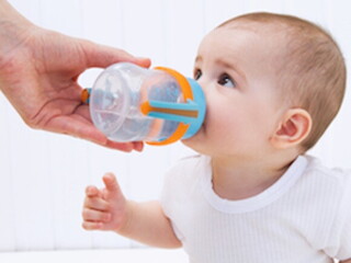 Bebé tomando agua