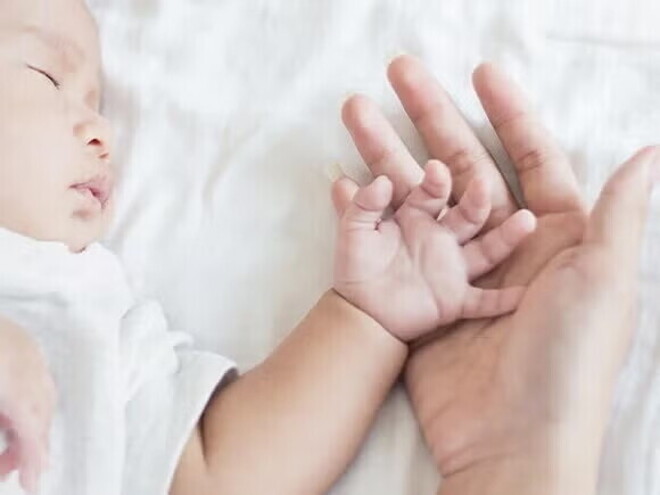 Quitar el hipo en bebés bebé recién nacido durmiendo