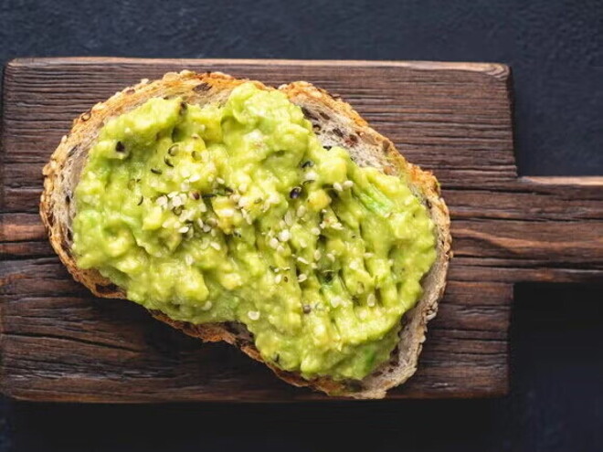 Sándwich de vegetales verdes con dip de Garbanzo Sándwich de vegetales verdes con dip de Garbanzo