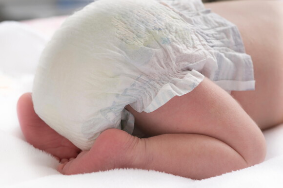 Bebé recién nacido usando pañal